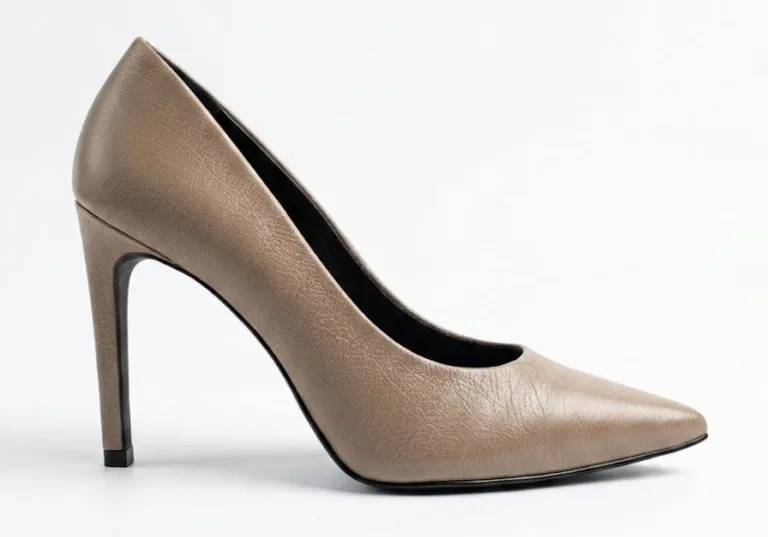 Scarpin Clássico Couro Com Salto Fino - Amêndoa